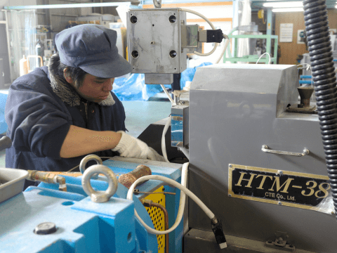 CTE’s technical and engineering staff are performing adjustment work on machinery and equipment inside the factory.